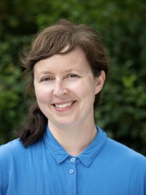 Kvinne med mørkt hår. Foto.