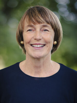 Kvinne med kort, mørkeblondt hår. Foto.