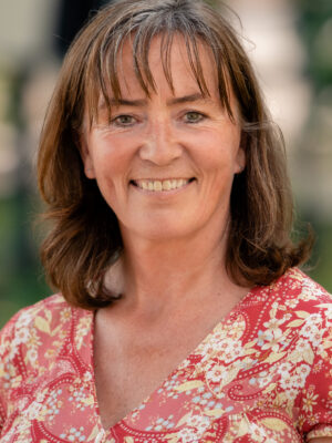 Kvinne med langt, brunt hår. Foto.