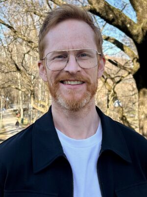 Mann med briller og skjegg. Foto.