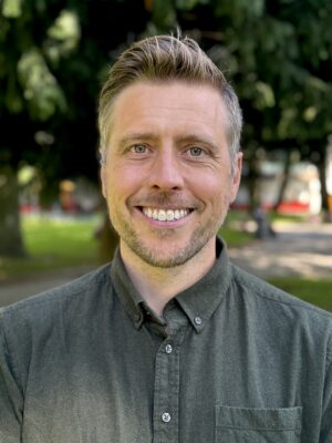 Mann med brunt, kort hår. Foto.