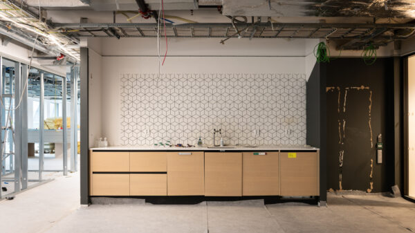 Tekjøkken i kontorløsning før rehabilitering er gjennomført.