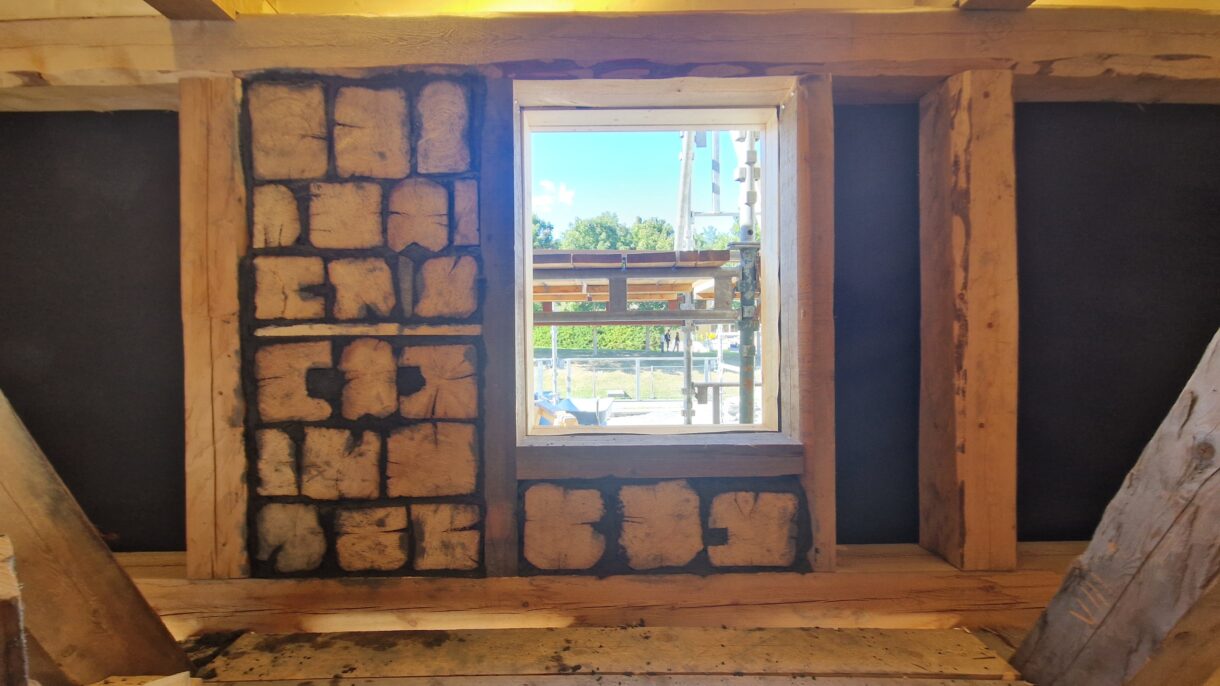 Interiør med kubbevegg