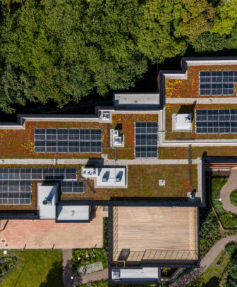Flyfoto av Tåsenhjemmets tak med sedum og solceller