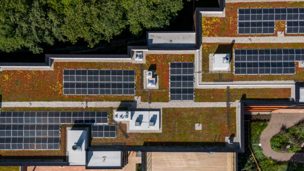 Flyfoto av Tåsenhjemmets tak med sedum og solceller