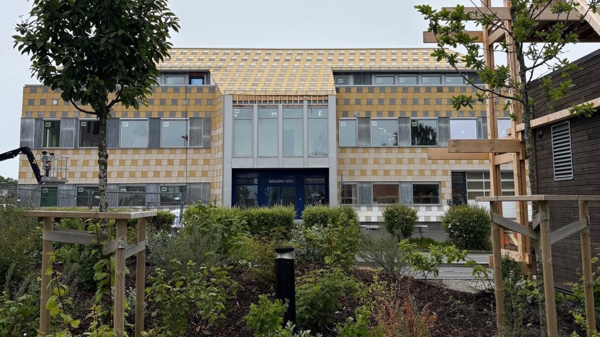 Bygg med grøntareal foran