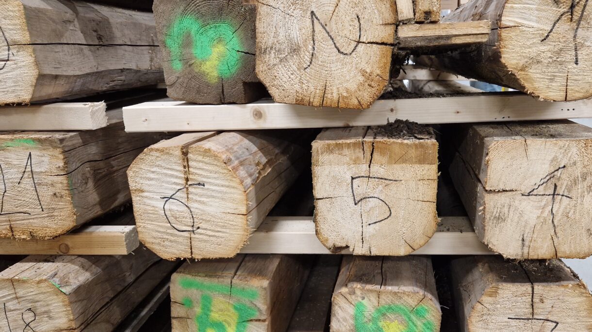 I tråd med FutureBuilts kriterier for sirkulære bygg demonteres og gjenoppbygges Nedre Sem gård  ved å utnytte eksisterende trematerialer, tegl og steinmur i nytt bygg og inventar. Foto: Veidekke