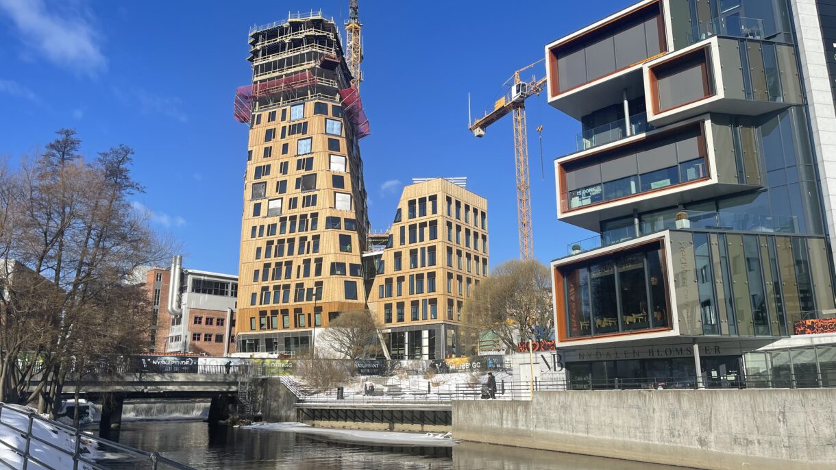 Vertikal Nydalen er et forbildeprosjekt i FutureBuilt, med mål om å ha et energiforbruk på nær nullnivå, og bygges slik at CO2-utslippet forbundet med produksjonen reduseres med hele 50%. Foto: Avantor