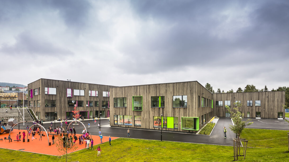FutureBuilt-prosjektet Veitvet skole er blant de nominerte til Oslo bys arkitekturpris. Foto: LINK arkitektur AS og Hundven-Clements Photography