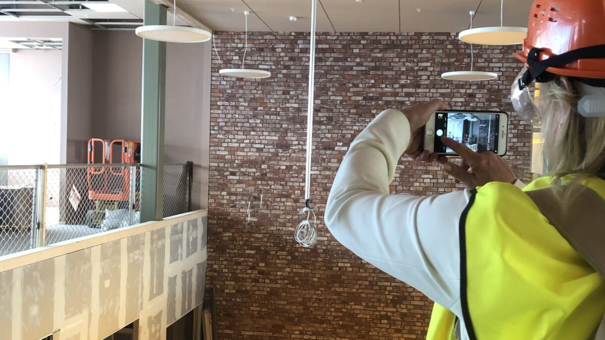 Ombruk av tegl er testet ut på en vegg i forbildeprosjektet.