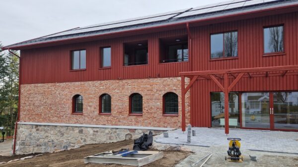 Den gamle låven på Nedre Sem er demontert og brukbare materialer er ombrukt i det nye bygget. Foto: Veidekke