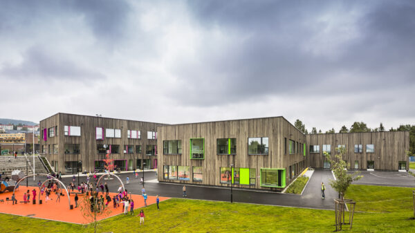 FutureBuilt-prosjektet Veitvet skole er blant de nominerte til Oslo bys arkitekturpris. Foto: LINK arkitektur AS og Hundven-Clements Photography