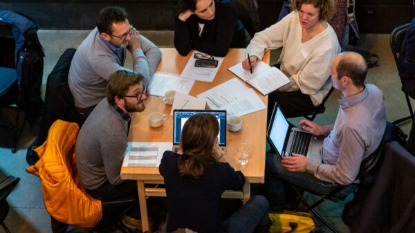 Workshopen blir digital, så avstanden mellom deltagerne blir betydelig større enn på bildet. Foto: Tove Lauluten