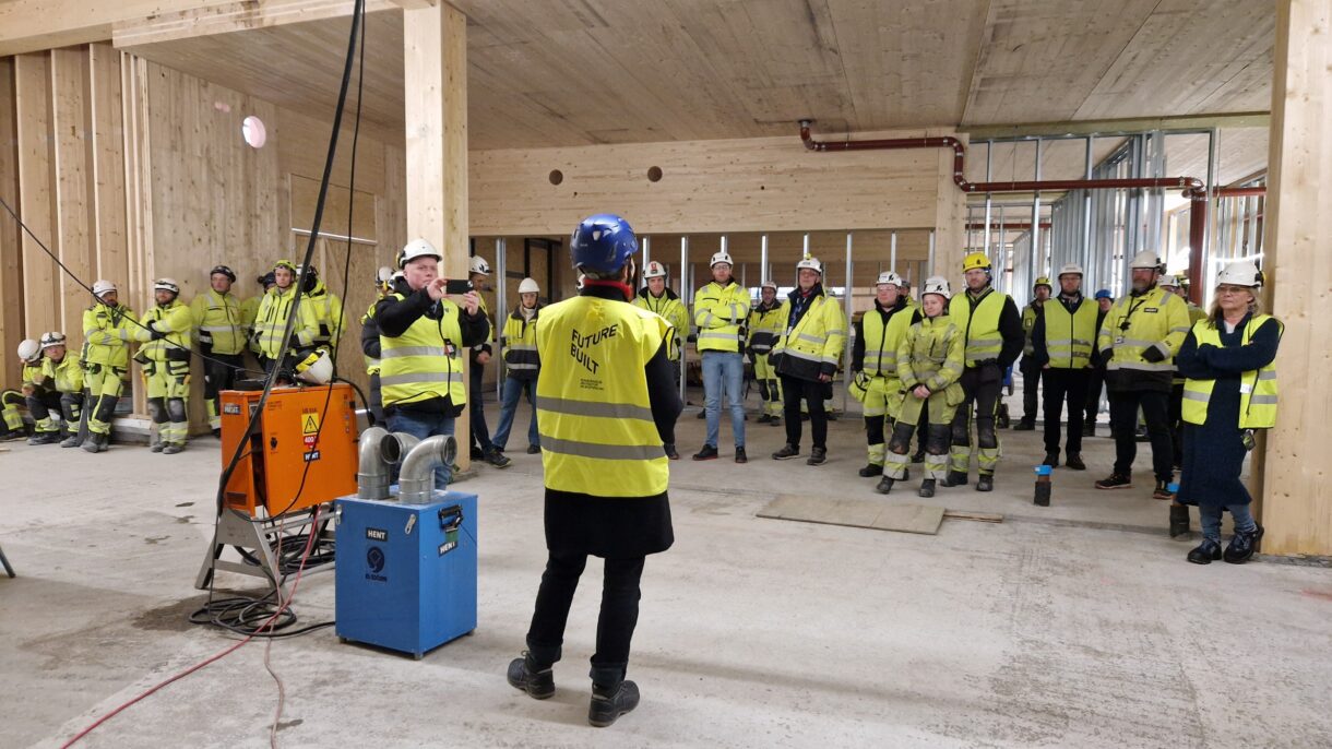 Birgit Rusten, programleder i FutureBuilt, var blant dem som holdt tale under kranselaget på Magasinparken ungdomsskole. Foto: FutureBuilt
