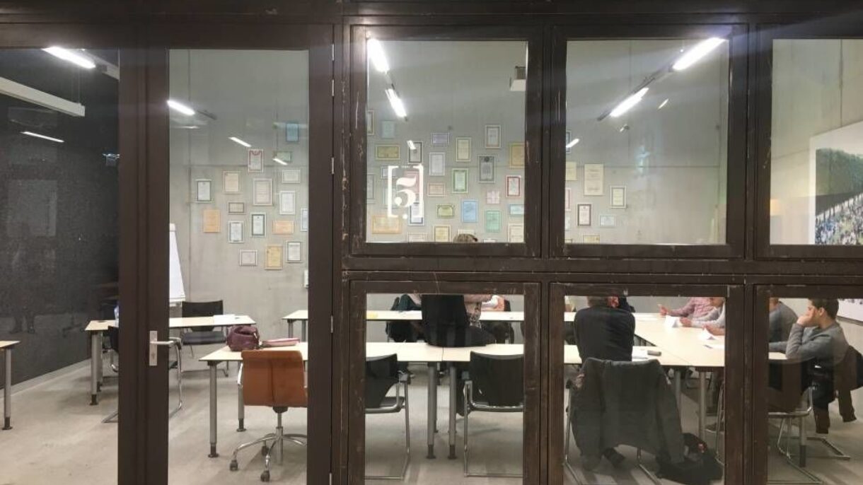 Brukte vinduer kan f.eks flyttes fra yttervegg til innervegger med lavere U-verdi krav. Fra Circl, Utrecht.