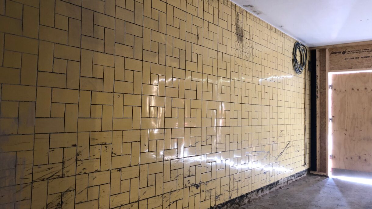 De lysegule flisene blir stående, og vil gi særpreg til resepsjonsområdet i det nye bygget.