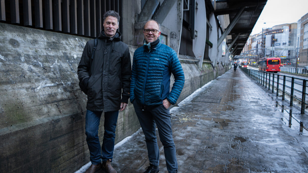 Stein Stoknes, FutureBuilt og Eskild Rolstad, utviklingsdirektør i KLP Eiendom har ambisjoner om at Oslo Horisont skal bidra med mer liv i Scweigaards gate. Foto: KLP Eiendom