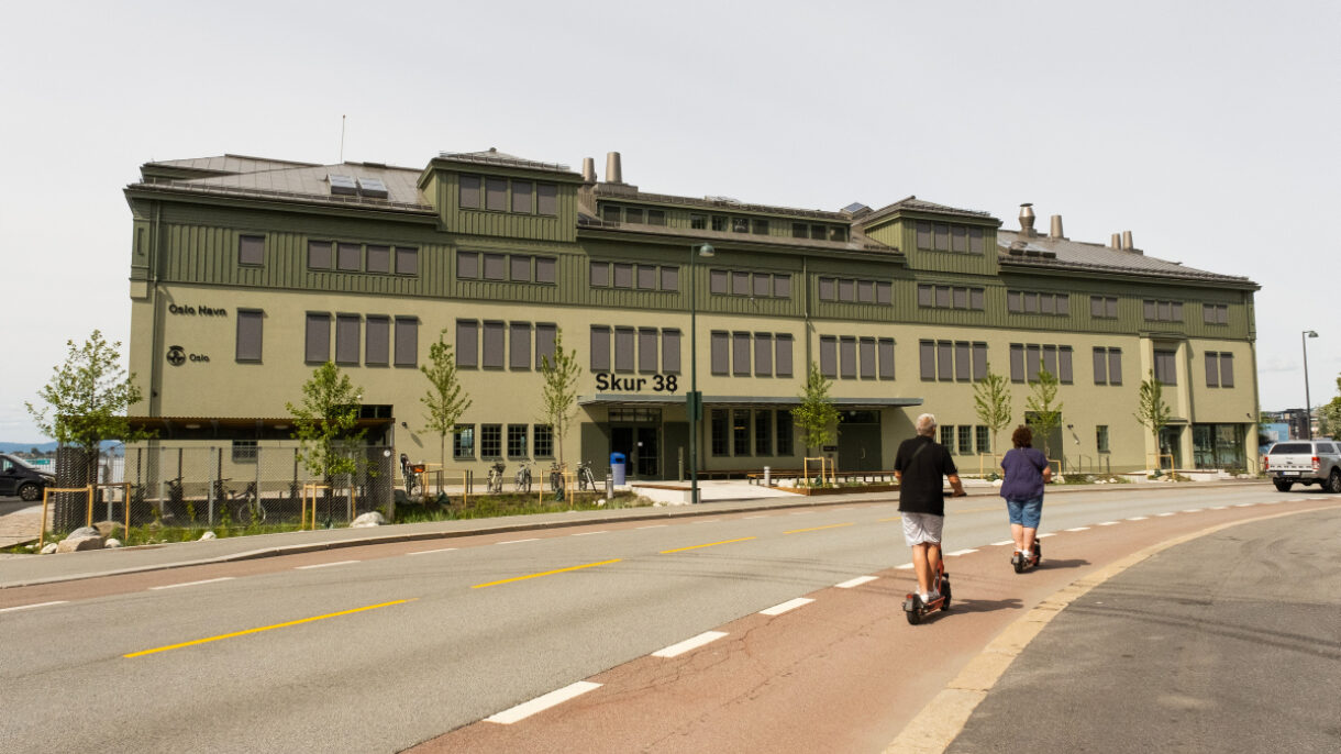 ÅPENT: Skur 38 er åpnet opp med store vindusflater mot sjøen. Foto: HK Riise/Oslo Havn.