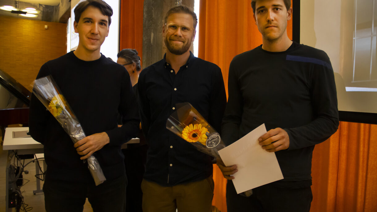 Daniel Larsen og Kim Pløhn med fagrådgiver i FutureBuilt Erlend Seilskjær i midten. Foto: AHO