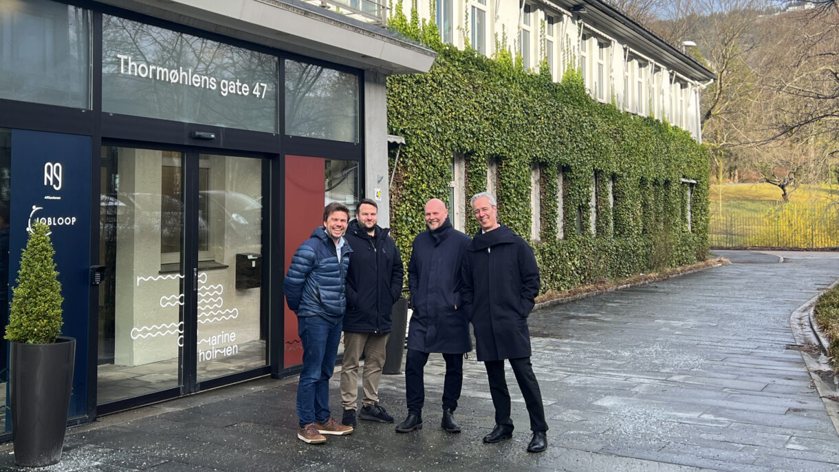 Øyvind Ramberg (marked- og forvalntingsdirektør) og Kenneth Lekva (avdelingsleder forvaltning) fra GC Rieber Eiendom, Tordur Bryngeirsson (prosjektleder for FutureBuilt i Bergen) og Tarje Iversen Wanvik (direktør plan- og bygningsetaten i Bergen kommune) utenfor Stationen, kommende Marineholmen Kanvas-barnehage i Thormøhlens gate 47. Foto: GC Rieber Eiendom