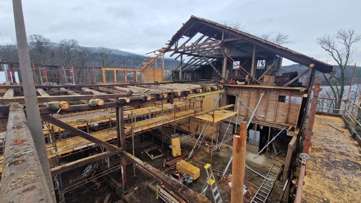 Den gamle låven på Nedre Sem i Asker plukkes ned og materialene brukes til nye bygg. Foto: Veidekke