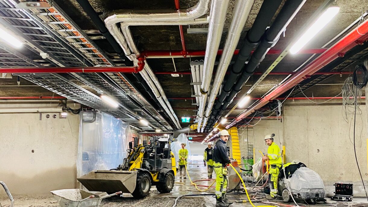 I garasjen må det gamle betongdekket pigges opp og rehabiliteres, forteller prosjektleder Olav Væhle.