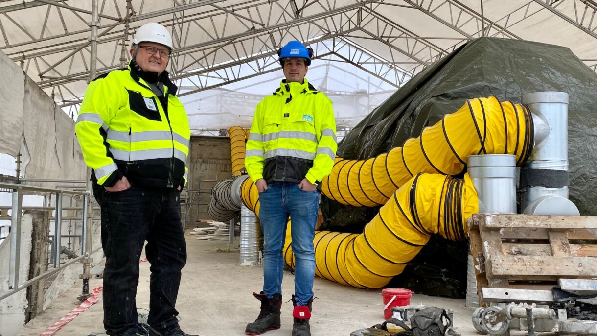 Boligbyggs prosjektleder Olav Væhle og Jonas Haarseth, som er anleggsleder for entreprenør HAB Constructions på det tekniske taket som er i ferd med å bli bygget opp.