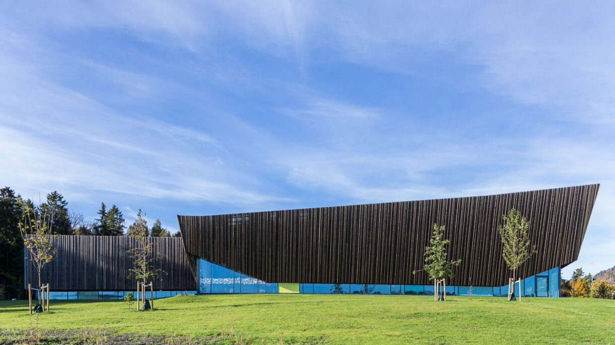 Holmen svømmehall er kåret til Årets bygg. Foto: Tove Lauluten