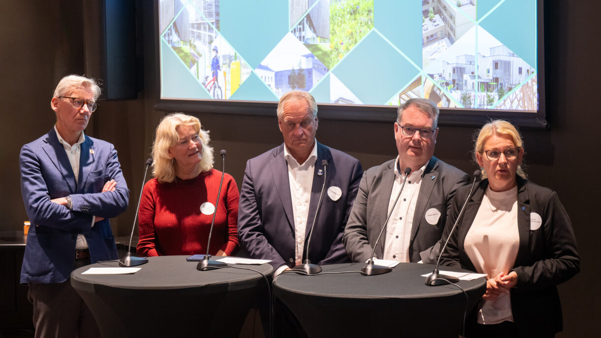 James Stove Lorentzen (byråd for byutvikling i Oslo), Sissel Knutsen Hegdal (ordfører i Stavanger), Kjell Arne Hermansen (ordfører i Drammen), Kjartan Berland (ordfører i Lillestrøm) og Cecilie Dahl-Jørgensen Pind (ordfører i Nordre Follo) i samtale på topplederkonferansen. Foto: Torbjørn Tandberg
