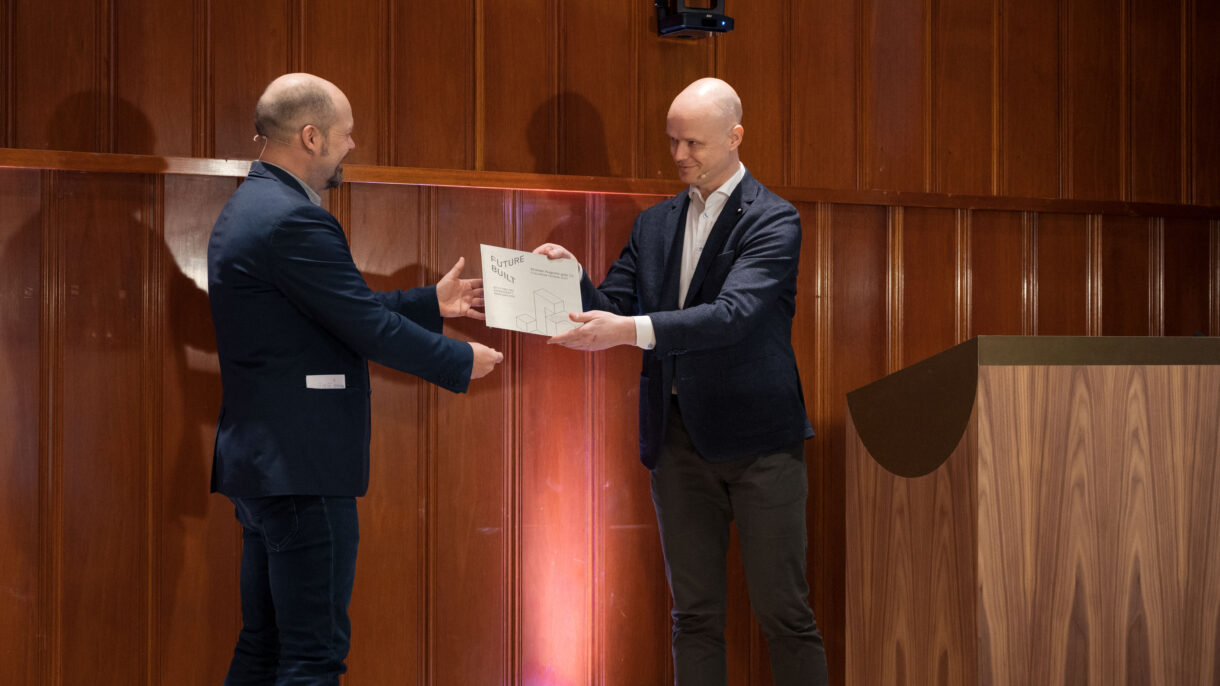 Byrådssekretær for byutvikling Rasmus Reinvang overleverer FutureBuilt-plaketten til Cato Dehli Lauritzen i Höegh Eiendom. Foto: Arild Danielsen