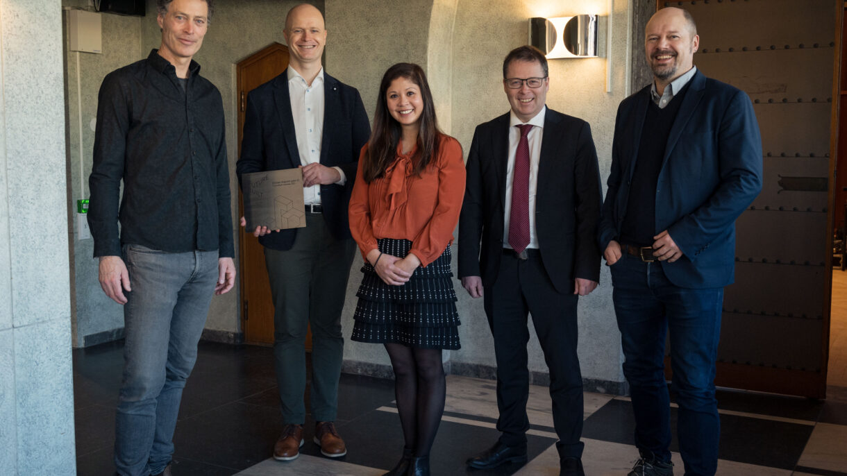 Stein Stoknes, FutureBuilt, Cato Dehli Lauritzen og Jennifer Lamson fra Höegh Eiendom, kommunal- og distriktsminister Bjørn Aril Gram og byrådssekretær for byutvikling Rasmus Reinvang fra åpningen av KA23. Foto: Arild Danielsen