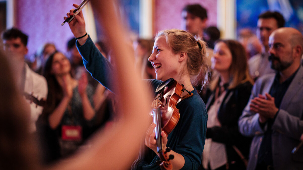 Nadia Skånseng fra 1B1 bidro til å skape god stemning på mottagelse i Oslo rådhus. Foto: Geir Anders Rybakken Ørslien