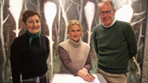 Birgit Rusten (FutureBuilt), Elise Thue Stenstad (Pilates) og Ragnar Sand Fuglum (Asker kommune) signerte avtale om at Teglverket i Spikkestad skal bli et FutureBuilt-prosjekt. Foto: Henrik Slipher / Asker kommune