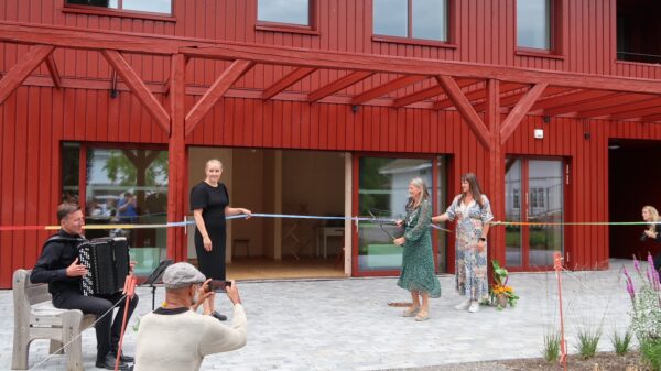 Med hekksaks klipper ordfører Lene Conradi snora og erklærer låven for offisielt åpnet. Foto: FutureBuilt