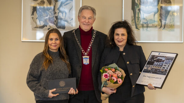 Prosjektleder hos E C Dahls Eiendom, Lisa Johansen, varaordfører Erling Moe og sivilarkitekt hos Heat arkitekter, Mari Asmervik. Foto: Terese Samuelsen, Trondheim kommune