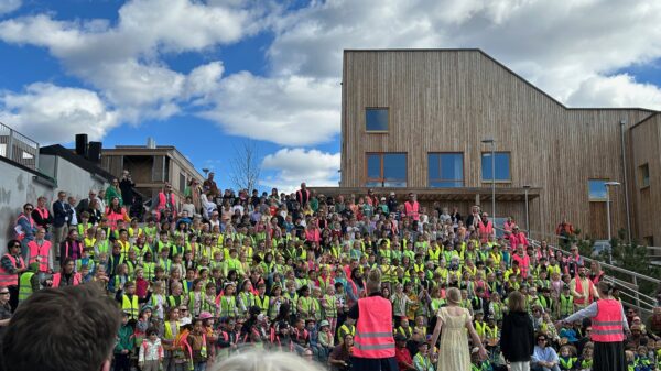 Et fugleberg av barn under åpningen av Treklang.