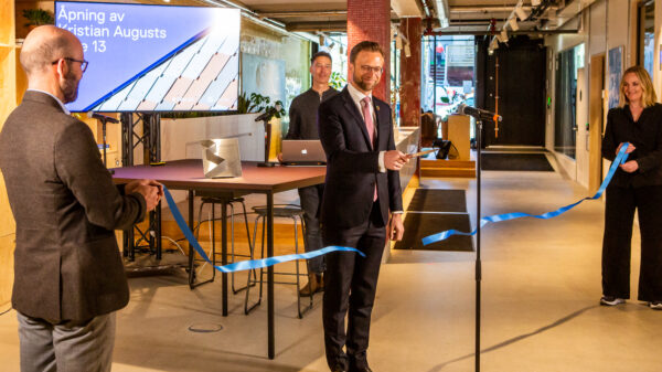 Nikolai Astrup, kommunal- og moderniseringsminister, klippet secon hand-snoren og erklærte KA13 for offisielt åpnet. Foto: Tove Lauluten