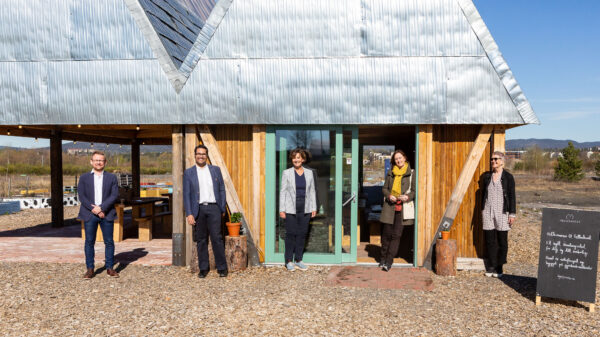 Nansenløkka på Fornebu skal bli et forbildeprosjekt i FutureBuilt. F.v. Tor Evert Lindeland (prosjektsjef OBOS Fornebu), Daniel Siraj (konsernsjef OBOS), Lisbeth Hammer Krog (ordfører Bærum kommune), Jannicke Hovland (kommunalsjef for Plan, miljø og kultur i Bærum kommune) og Ulla Hahn (prosjektleder FutureBuilt). Foto: Tove Lauluten