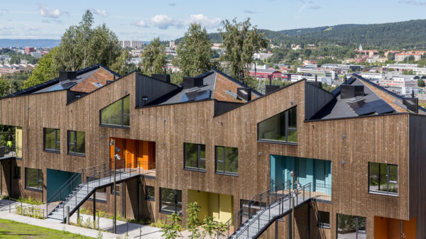 Klimatiltakene på Ulsholtveien 31 er godt synlige for både beboere og besøkende, som bruk av tre, solceller, solfangere og sedumtak. Foto: Tove Lauluten