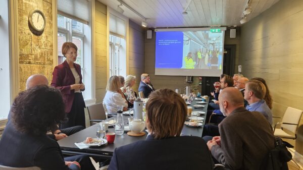 Tøft, men gøy! Jorunn Nerheim i OBOS forteller om arbeidet med Nøstebukten Brygge og svarer på spørsmål. Foto: Anne Kringstad