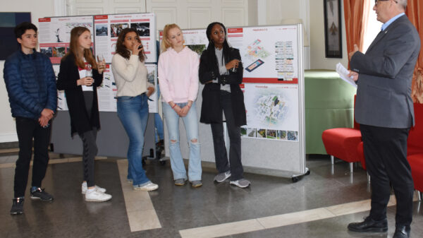 Ordfører i Drammen Tore Opdal Hansen takker arkitektteamene og elever fra Børresen skole som har deltatt i parallelloppdrag for å utvikle nåværende sykehusområdet til nye og bærekraftige formål. Foto: Birgitte Simensen Berg