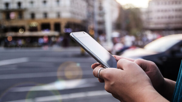 Digitaliseringen bidrar også til å endre hvordan vi reiser. Mens vi før forholdt oss til faste busstider, kan vi i dag bruke mobiltelefonen for å finne beste reisealternativ. Ill.: pecaphoto77