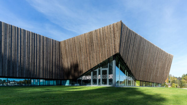 Holmen svømmehall  - fasader Foto Tove Lauluten